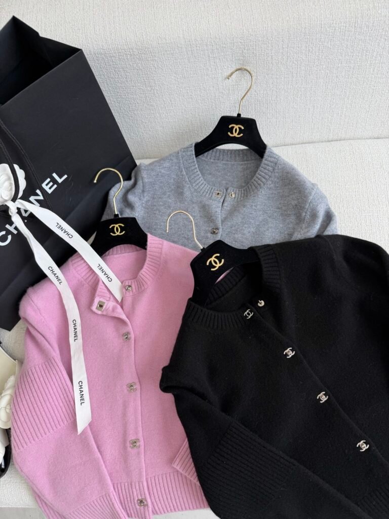 Turn-Lock Cashmere Knit Cardigan (C Style)