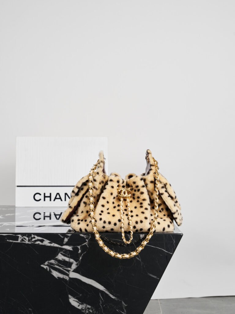 Leopard Print Plush Shearling Bucket Bag with Chain Strap (Chanel Style)