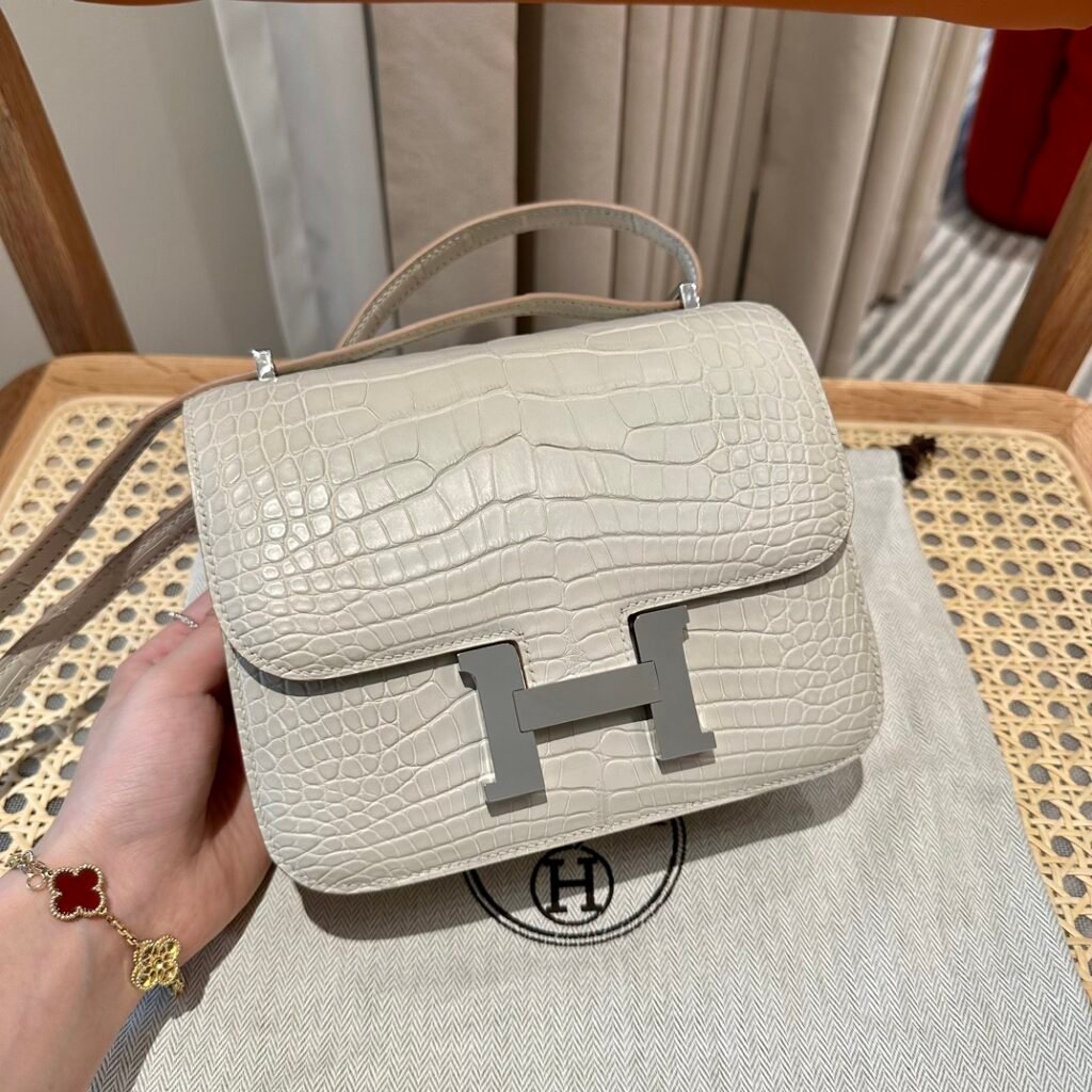Classic Off-White Crocodile Pattern Flap Shoulder Bag with Silver H Buckle