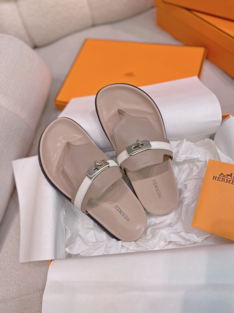 Minimalist Leather Thong Sandals with Two-Tone Kelly Hardware Strap